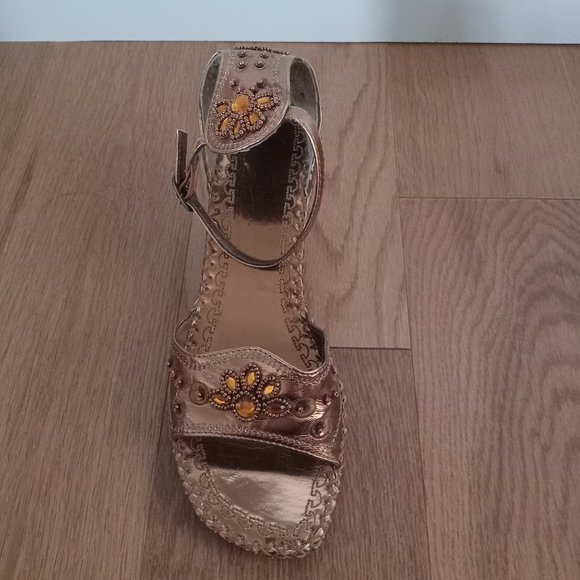 Shiny brown sandals 5 - Picture 6 of 7